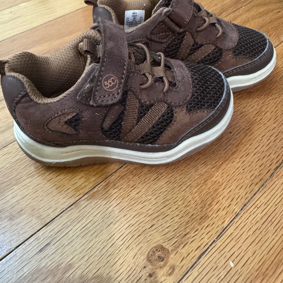 Stride Rite Brown and Tan Kids Sneakers - Picture 2 of 3